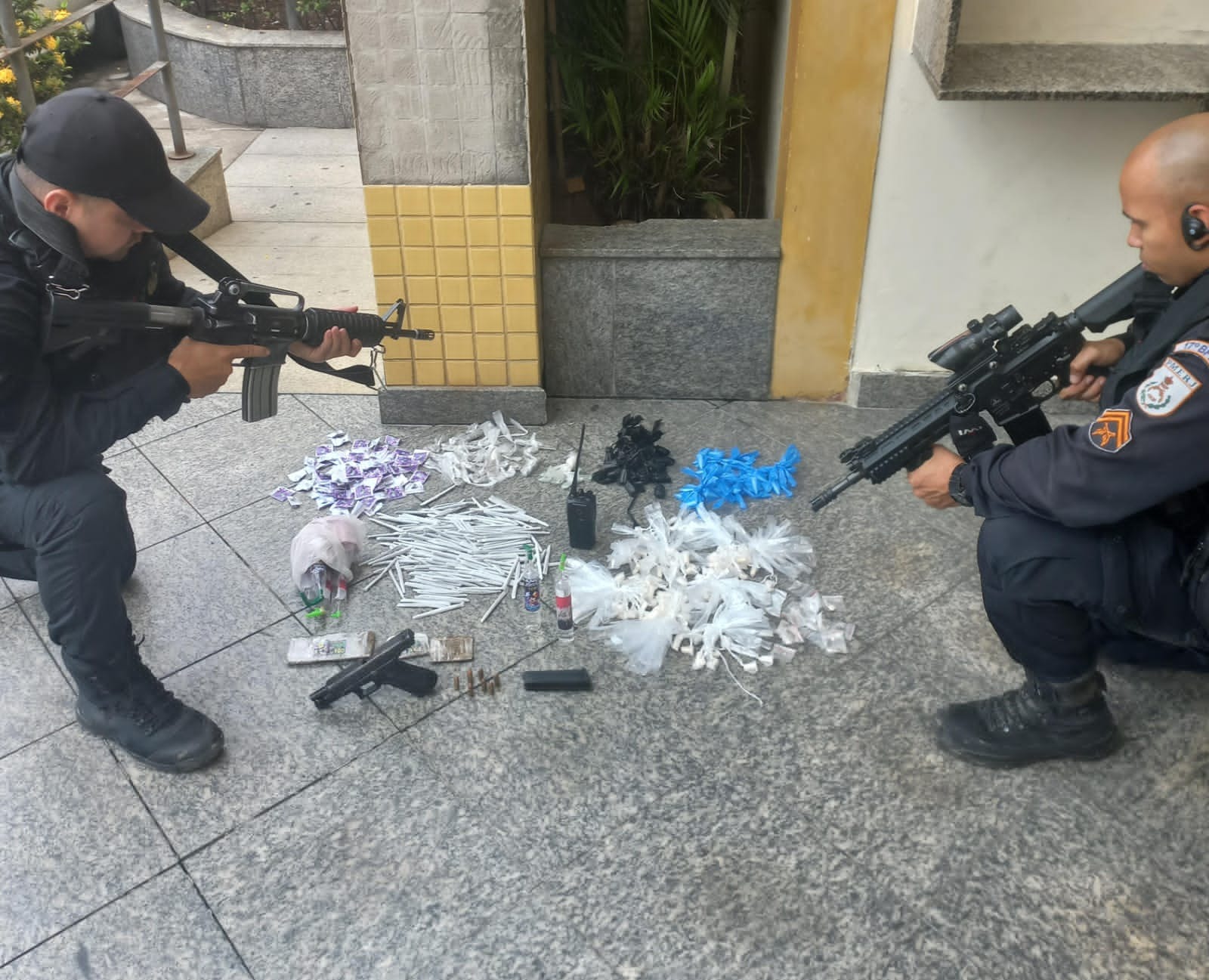 Policiais militares apreendem drogas, arma e prendem dois criminosos na Ilha do Governador